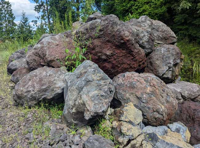 庭造りの自然素材溶岩石